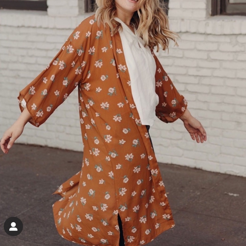 Carly Jean Los Angeles Holly Floral Kimono Small